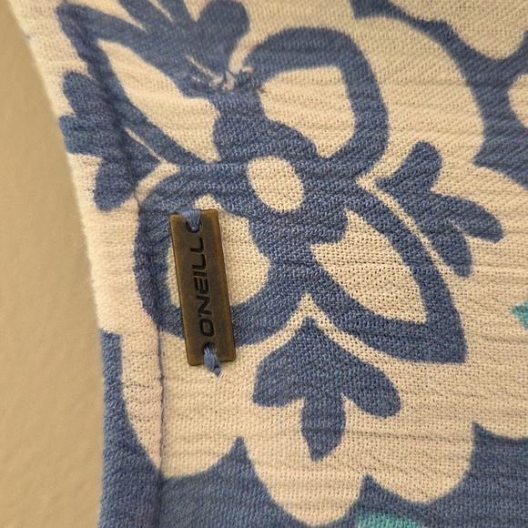 O'Neill Blue and White Floral Cropped Blouse - Picture 4 of 8